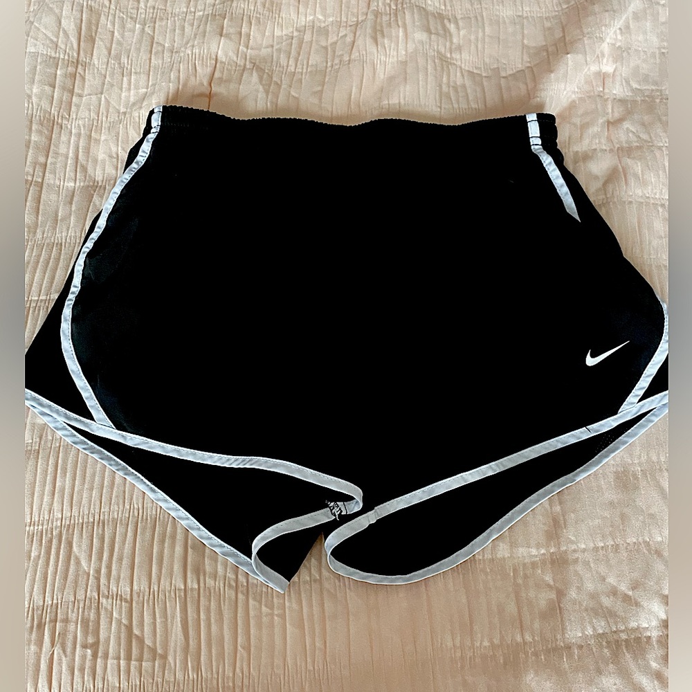 BLACK NIKE SHORTS